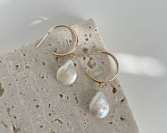 Teardrop Pearl Hoops Earrings,Pearl Huggie Earrings,Pearl Drop Earrings,Baroque Pearl Earrings,Bridesmaids Jewelry,Gift for Her