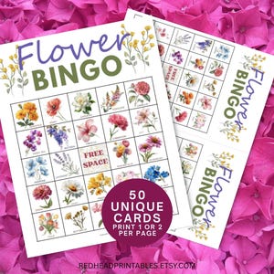 Op de afbeelding: Twee witte Flower Bingo-kaarten met kleurrijke bloemenillustraties. De kaarten hebben de tekst "Flower Bingo" in paars en groen. De kaarten bevatten de tekst "50 unieke kaarten" en "Print 1 of 2 per pagina". De achtergrond is roze.