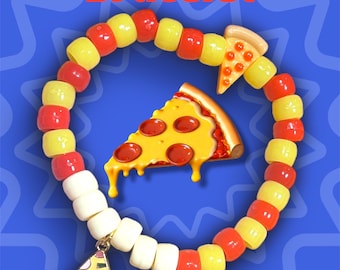 Op de afbeelding: Een kleurrijke Kandi-armband met rode, gele en witte kralen. De armband heeft pizza slice bedels en de tekst "Pizza Kandi Bracelet" in het rood. De achtergrond is blauw met een sterrenpatroon.