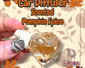 Könnte beinhalten: Ein Auto-Lufterfrischer mit dem Text "Car Diffuser Scented Pumpkin Spice". Die klare, geometrisch geformte Flasche enthält eine hellbraune Flüssigkeit. Ein kleiner silberner Anhänger hängt an der weißen Kappe. Der Hintergrund zeigt herbstliche Illustrationen.