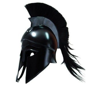 K&ouml;nnte beinhalten: Ein schwarzer spartanischer Helm mit einer schwarzen Rosshaar-Feder. Der Helm ist aus Metall und hat ein klassisches Design.