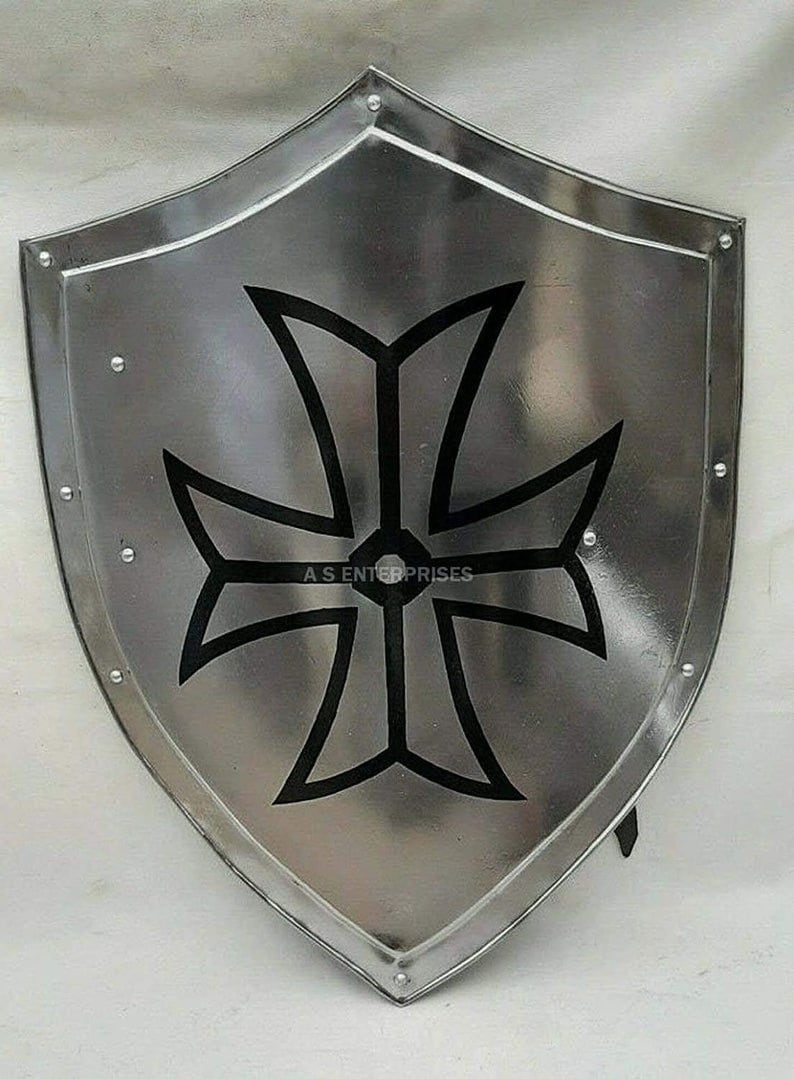Puede incluir: Un escudo plateado con un dise&ntilde;o de cruz negra. El escudo tiene una parte superior redondeada y una parte inferior puntiaguda. La cruz es un dise&ntilde;o simple con cuatro brazos que tienen la misma longitud. El escudo est&aacute; decorado con peque&ntilde;os remaches de metal alrededor del borde.