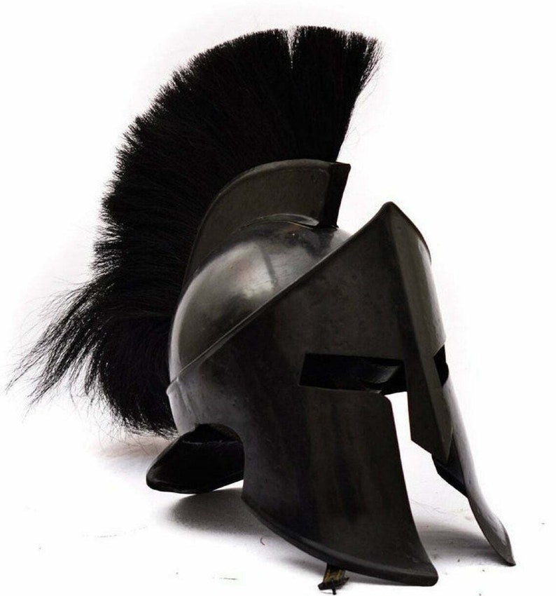Puede incluir: Un casco espartano negro con una pluma de crin de caballo negra. El casco tiene una visera en forma de T distintiva y una corona redondeada.