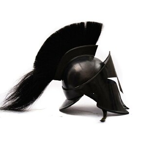 Puede incluir: Un casco espartano negro con una larga pluma de crin de caballo negra. El casco est&aacute; hecho de metal y tiene un dise&ntilde;o distintivo con una cresta elevada y protectores de mejillas.