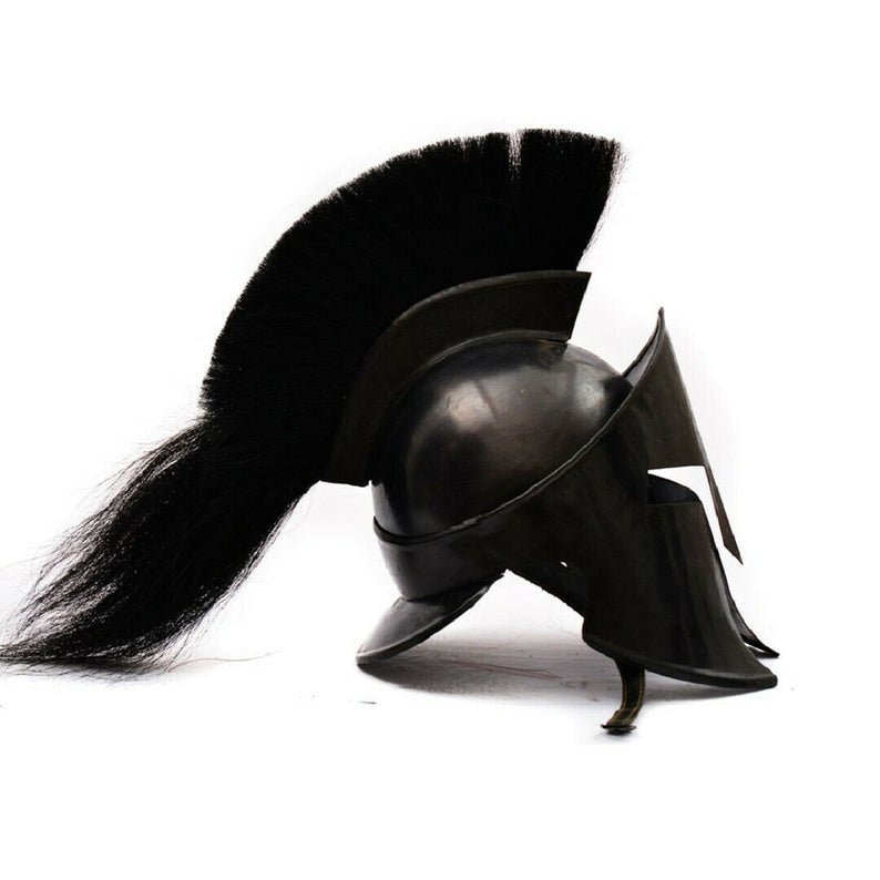Puede incluir: Un casco espartano negro con una larga pluma de crin de caballo negra. El casco est&aacute; hecho de metal y tiene un dise&ntilde;o distintivo con una cresta elevada y protectores de mejillas.