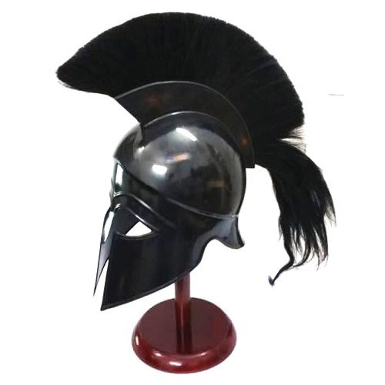 K&ouml;nnte beinhalten: Ein schwarzer spartanischer Helm mit schwarzem Rosshaarbusch, auf einem Holzst&auml;nder ausgestellt.