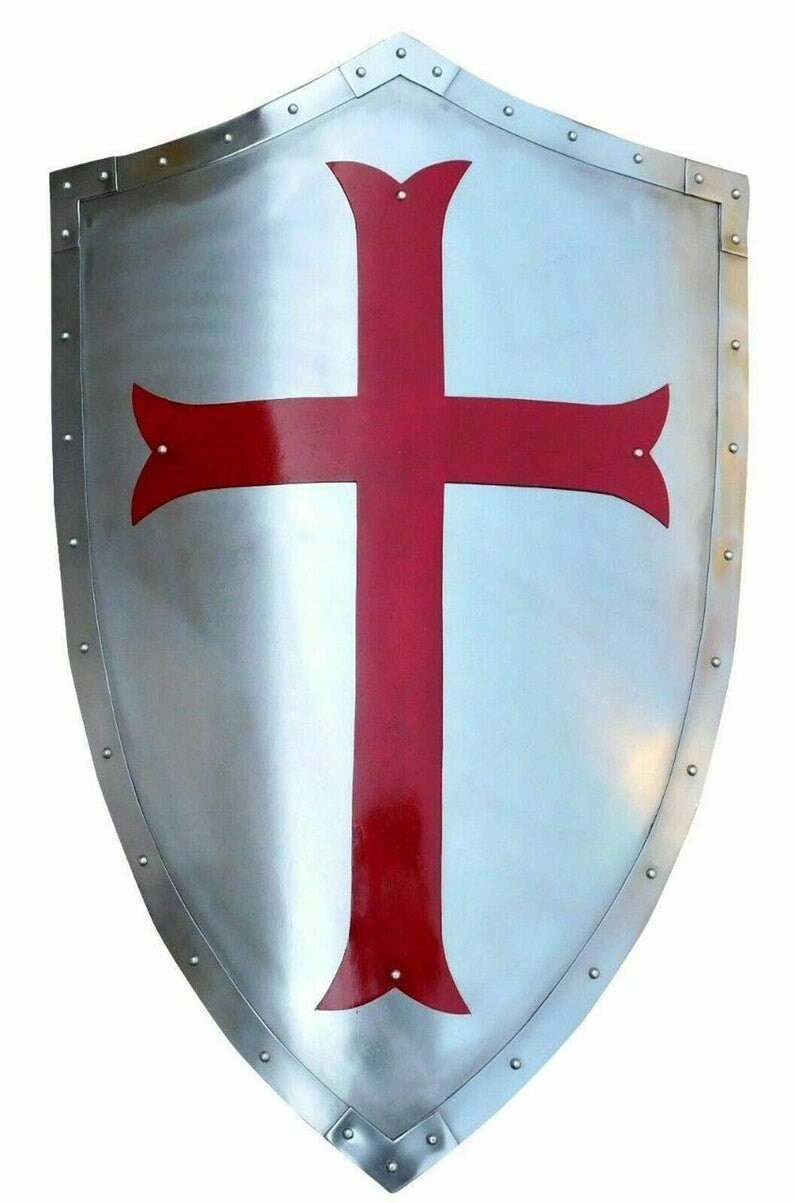 Puede incluir: Un escudo plateado con una cruz roja en el centro. El escudo tiene una parte superior redondeada y una parte inferior puntiaguda. Est&aacute; decorado con peque&ntilde;os remaches met&aacute;licos alrededor del borde.
