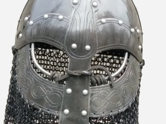 Stalen Helm Rond Een Houten Schild Met Middeleeuwse Ijzeren Helm