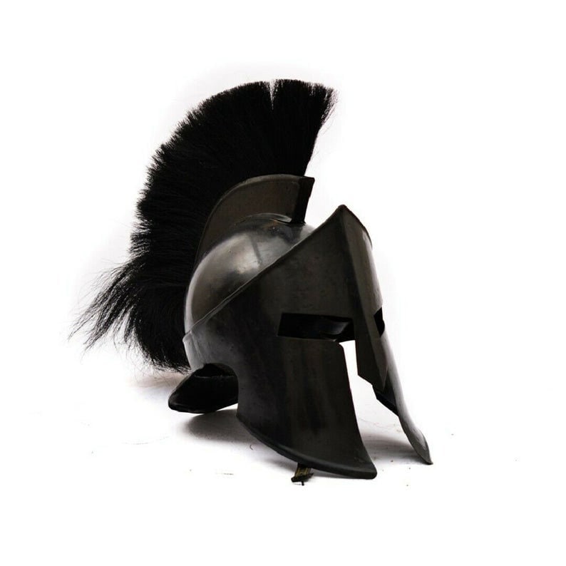 Puede incluir: Un casco espartano negro con una pluma de crin de caballo negra. El casco tiene una m&aacute;scara facial distintiva con una hendidura vertical para los ojos.
