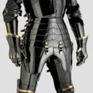 Op de afbeelding: Een volledig zwart harnas met gouden accenten. Het harnas omvat een helm, borstplaat, handschoenen en scheenbeschermers.