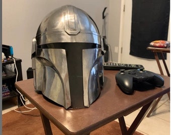 Azeem Mart El casco Mandalorian con correa de barbilla y forro | El casco Boba Fett de la serie negra con soporte de exhibición para cosplay Azeem Mart El casco Mandalorian con correa de barbilla y forro | El casco Boba Fett de la serie negra con soporte de exhibición para cosplay