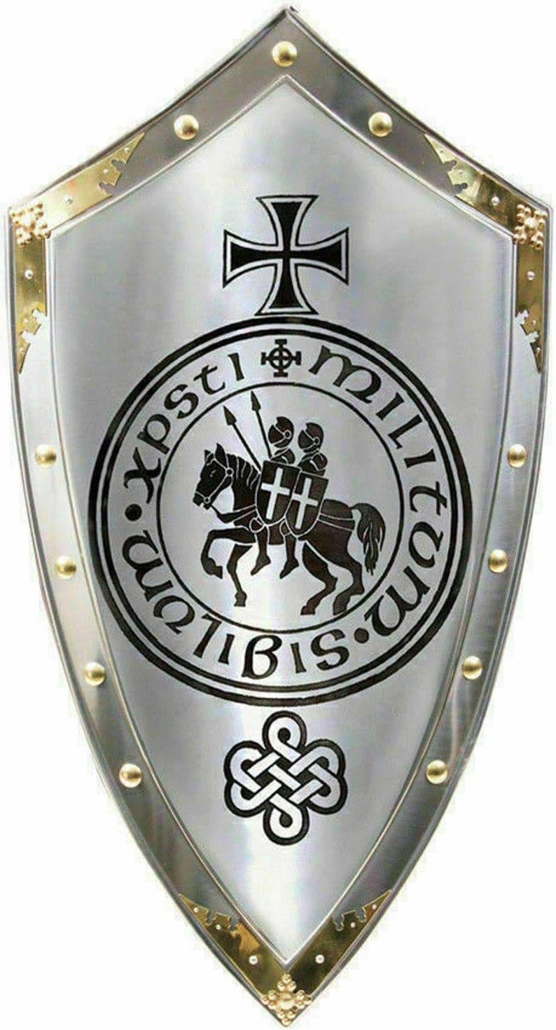 Puede incluir: Un escudo plateado con una cruz negra, una imagen en blanco y negro de un caballero a caballo, y el texto "XPSTI MILITVM IBIS.VM" en un c&iacute;rculo. El escudo tiene un borde dorado y un nudo dorado en la parte inferior.