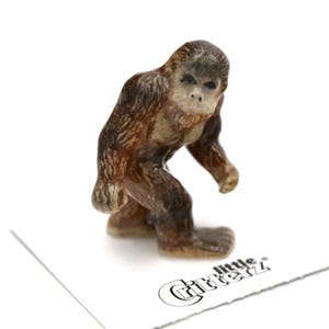 Pie Grande (Bigfoot) de Criptozoología Marrón de Little Critterz - Figura decorativa artesanal de animal del bosque - Figura de porcelana en miniatura