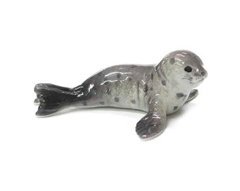 Cría de foca común rosada del norte - Figura decorativa de reptil pintada a mano para decoración del hogar, regalo de cumpleaños - Figura de porcelana en miniatura