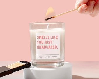 Bougie graduée qui sent comme si elle était offerte aux diplômés. Coffret bougies de remise des diplômes. Cadeaux de fin d'études.
