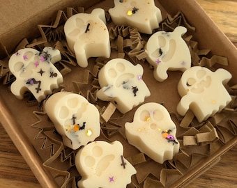 Ghosts wax melt selection box. Halloween wax melts. Ghost shaped wax melts. Spooky scent wax melts