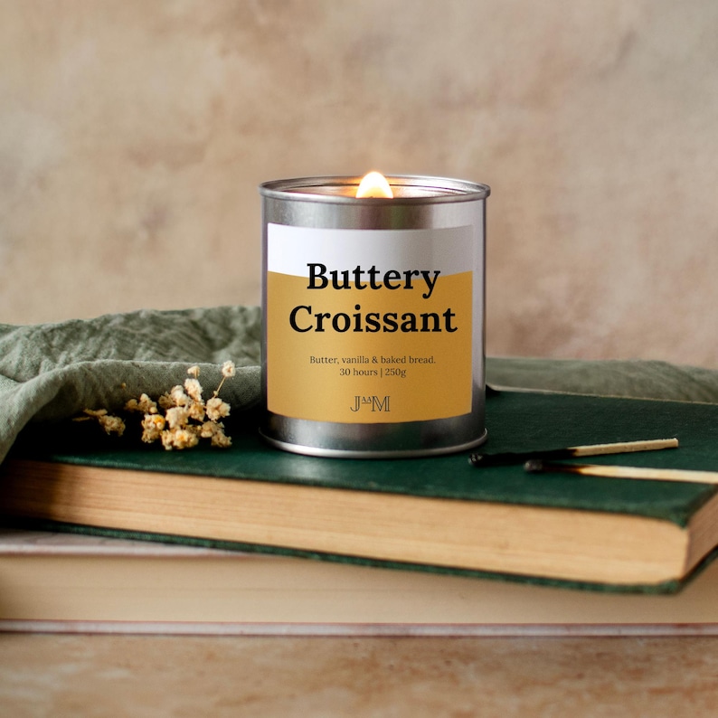 Butterweiche Croissant Holzdochtkerze. Croissant Duftkerze. Bäckerei inspirierte Kerze. Herbstliche Kerze Bild 1