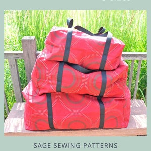 Puede incluir: Tres bolsas de lona de almacenamiento con cremallera rojas con correas negras y un patrón geométrico blanco y marrón. Las bolsas están apiladas una encima de la otra en un banco de madera. El texto "Bolsas de lona de almacenamiento con cremallera" y "3 tamaños" se muestra encima de las bolsas. El texto "Sage Sewing Patterns" se muestra debajo de las bolsas.