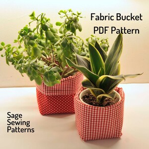 Puede incluir: Dos macetas de tela con patrones de cuadros rojos y blancos. La maceta de la izquierda tiene lunares blancos en la parte inferior. Las macetas est&aacute;n etiquetadas como "Fabric Bucket PDF Pattern" y "Sage Sewing Patterns".