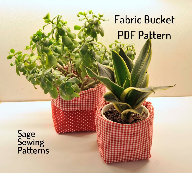 Puede incluir: Dos macetas de tela con patrones de cuadros rojos y blancos. La maceta de la izquierda tiene lunares blancos en la parte inferior. Las macetas est&aacute;n etiquetadas como "Fabric Bucket PDF Pattern" y "Sage Sewing Patterns".