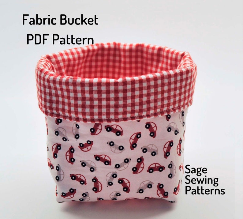 Puede incluir: Un cubo de tela de cuadros rojos y blancos con fondo blanco e impresi&oacute;n de coches rojos. El cubo est&aacute; hecho de tela y es un patr&oacute;n de costura. El texto "Fabric Bucket PDF Pattern" y "Sage Sewing Patterns" es visible en la imagen.