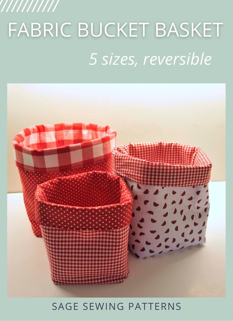 Puede incluir: Tres cestas de tela en forma de cubo de diferentes tama&ntilde;os. Las cestas son reversibles y presentan un estampado de cuadros rojos y blancos, rojo con lunares blancos y blanco con rodajas de sand&iacute;a rojas. El texto "FABRIC BUCKET BASKET 5 sizes, reversible" est&aacute; en la parte superior de la imagen. El texto "SAGE SEWING PATTERNS" est&aacute; en la parte inferior de la imagen.