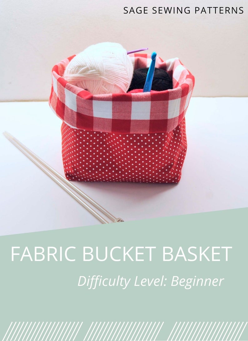 Puede incluir: Una cesta de cubo de tela de cuadros rojos y blancos con lunares blancos. La cesta est&aacute; llena de hilo y agujas de tejer. El texto "FABRIC BUCKET BASKET" y "Difficulty Level: Beginner" se muestra sobre un fondo verde claro.