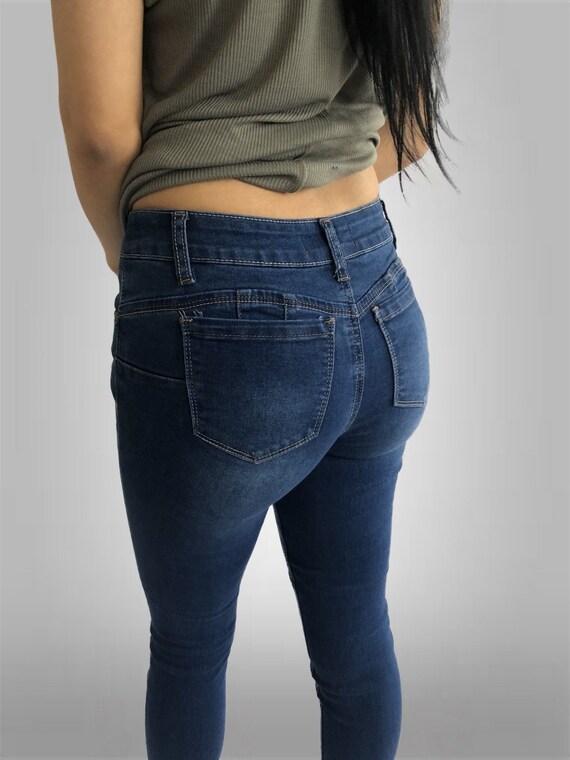 Pantaloni strappati hotsell al culo