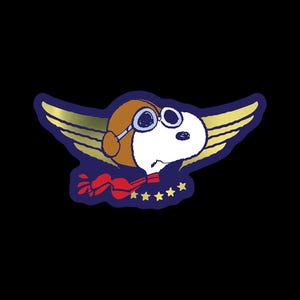 Op de afbeelding: Een grafische illustratie van een witte beagle met een bruine vliegeniersmuts en een bril, met grote gouden vleugels aan de zijkanten, een rode sjaal om de nek en vijf kleine gele sterren onder de sjaal op een donkere achtergrond.