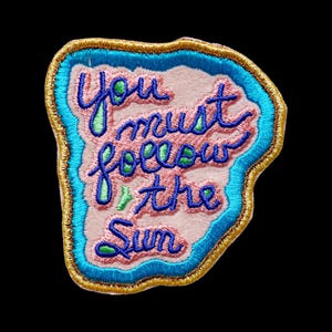 Écusson thermocollant brodé « You Must Follow the Sun » – Illustration de Jeffrey Gibson (7 x 7,6 cm)