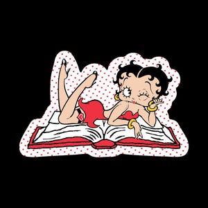 Może przedstawiać: Kreskówkowa ilustracja Betty Boop leżącej na książce. Ma na sobie czerwoną sukienkę i złote kolczyki koła. Książka jest otwarta z czerwonymi akcentami, a tło jest białe z czerwonymi sercami.