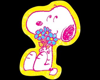 Puede incluir: Una pegatina que muestra un perro de dibujos animados blanco con un contorno rosa que sostiene un ramo de flores azules. El diseño tiene una textura desgastada y está rodeado por un borde amarillo brillante sobre fondo negro.