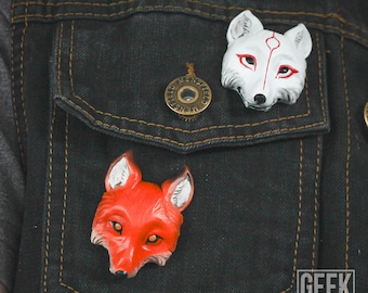 Maskerbadge Kitsune – speld Japanse vosgeest – 3D-harsbroche – Yokai/Oni-stijl