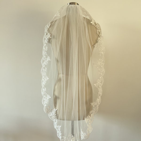 One Tier Lace Appliques Edge Ivory Wedding Veil White Bridal Veil with Metallic Comb