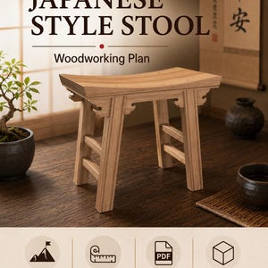 Puede incluir: Un taburete de madera clara con asiento curvo y cuatro patas conectadas por soportes horizontales. El texto dice: JAPANESE STYLE STOOL Woodworking Plan. Los iconos indican nivel intermedio, dimensiones en mm, planos en PDF y modelo 3D e instrucciones.