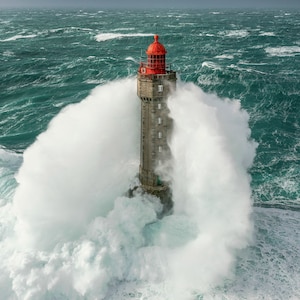 POSTER 70 x 50 cm – STURM über der BRETAGNE – Phare de la Jument