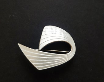 Aksel Holmsen pearly white enamel silver ribbon brooch