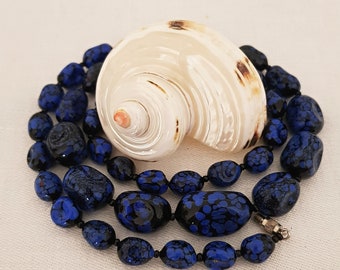 Collier en verre de perles graduées noir et bleu des années 1940