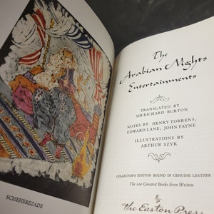 Puede incluir: Una portada de libro con una ilustraci&oacute;n de una escena de "Las Mil y Una Noches" que representa a un hombre con una t&uacute;nica colorida sentado en una alfombra estampada. El texto de la portada dice "Las Mil y Una Noches" e incluye los nombres de los traductores y los ilustradores.