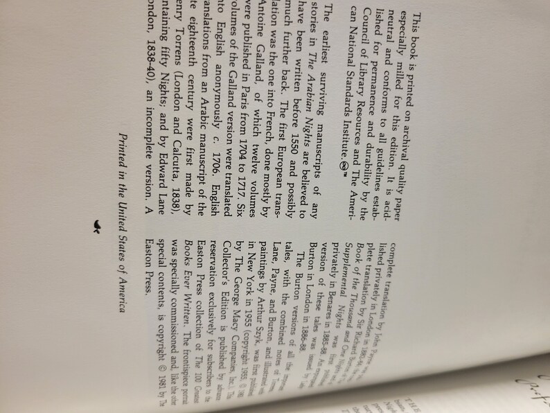 Puede incluir: Primer plano de una p&aacute;gina de libro con texto sobre la historia de Las Mil y Una Noches. El texto menciona los primeros manuscritos supervivientes, la primera traducci&oacute;n europea y las diferentes versiones publicadas en varios idiomas.