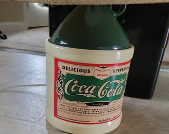 Coca Coca-Cola. Lámpara colgante de pared. Ver fotos. En muy buenas condiciones. 4 1/2" de profundidad en la parte superior. 3 1/2" de profundidad en la parte inferior.
