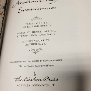 Puede incluir: La portada de un libro de edici&oacute;n de coleccionista titulado "Las Mil y Una Noches". El libro est&aacute; encuadernado en cuero genuino e ilustrado por Arthur Szyk. Es parte de la colecci&oacute;n "Los 100 mejores libros jam&aacute;s escritos" de The Easton Press.