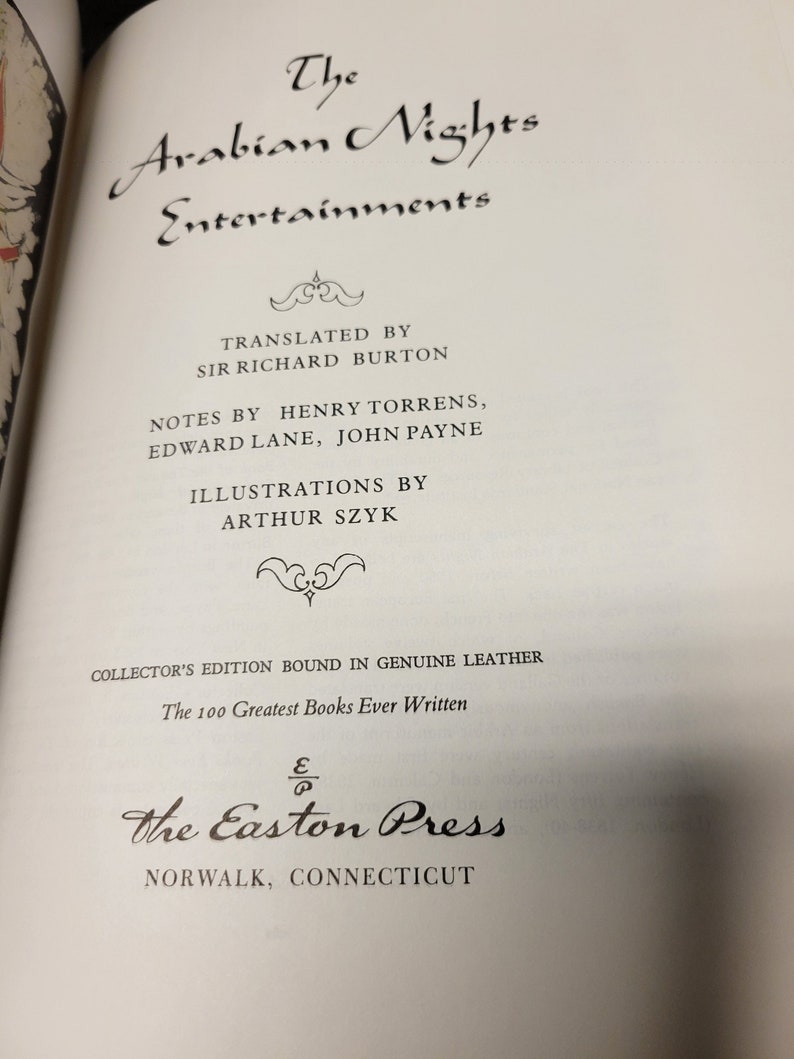 Puede incluir: La portada de un libro de edici&oacute;n de coleccionista titulado "Las Mil y Una Noches". El libro est&aacute; encuadernado en cuero genuino e ilustrado por Arthur Szyk. Es parte de la colecci&oacute;n "Los 100 mejores libros jam&aacute;s escritos" de The Easton Press.