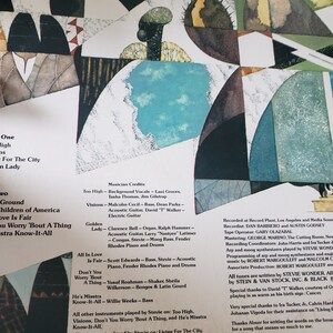 Puede incluir: La contraportada de un &aacute;lbum de vinilo para el &aacute;lbum "Children of America" de Stevie Wonder. La portada del &aacute;lbum presenta un dise&ntilde;o geom&eacute;trico abstracto en tonos de azul, verde, marr&oacute;n y blanco. Los cr&eacute;ditos del &aacute;lbum enumeran los m&uacute;sicos que tocaron en el &aacute;lbum, incluidos Stevie Wonder, Malcolm Cecil, Clarence Bell y Yusuf Roahman. El &aacute;lbum fue producido y arreglado por Stevie Wonder y Taurus Productions, Inc.