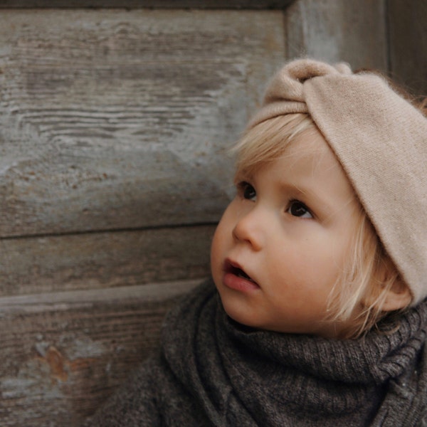 100% Cashmere Fascia per capelli realizzata in cashmere pre-amato. È un turbante invernale fatto a mano che riscalderà le orecchie del tuo bambino. Diventa verde e stai al caldo