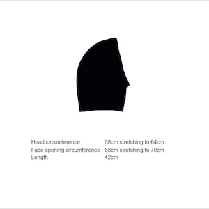 May include: Black swim cap with a head circumference of 58 cm stretching to 64 cm, a face opening circumference of 58 cm stretching to 70 cm, and a length of 42 cm.
