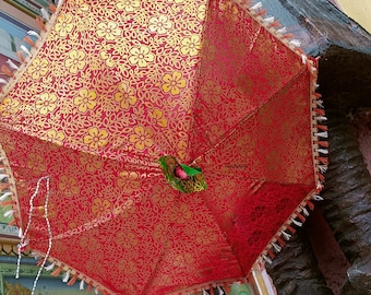Sombrilla india con estampado dorado: decoración de mehndi para bodas o fiestas.