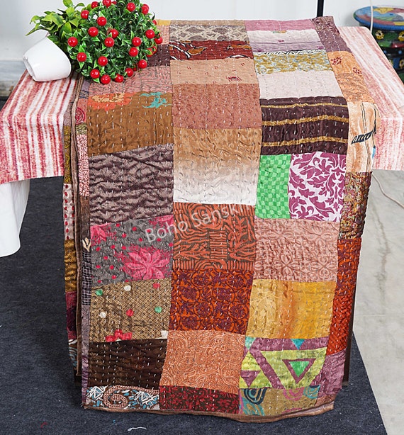 Trapunta Kantha con stampa indiana rosso-arancio, coperta di cotone fatta a mano, copriletto con motivo astratto di fuoco, coperta da letto boho, copriletto Kantha Jaipuri - Italia