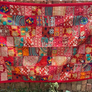 インド風重厚な刺繍の壁掛け ヴィンテージ サリー ザリ ワーク タペストリー ハンドメイド スロー 装飾タペストリー パッチワーク ビーズ ランナー 60" x 40"
