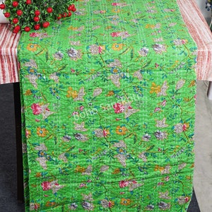 以下が含まれることがあります： 緑色のカンタキルトに花柄が施されています。キルトはコットン製で、手縫いのデザインが施されています。キルトは、どんな部屋にもボヘミアンスタイルのアクセントを加えるのに最適です。
